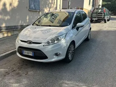 Usata Ford Fiesta 71 CV (52 kW) 2011 Bianco Berlina