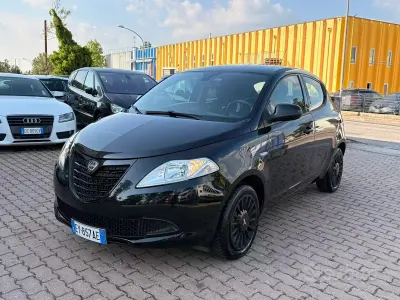 Usata Lancia Ypsilon 69 CV (50 kW) 2015 Nero Utilitaria