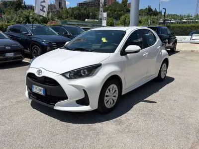 Usata Toyota Yaris Hybrid Active 116 CV (85 kW) 2024 Bianco Berlina