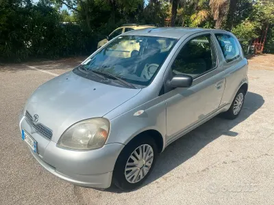 Usata Toyota Yaris Sol 68 CV (50 kW) 1999 Grigio Berlina