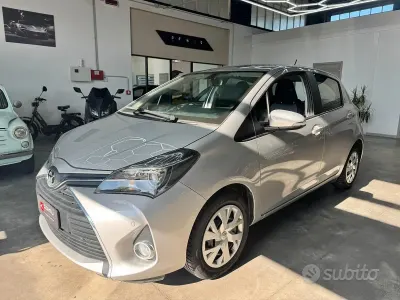 Usata Toyota Yaris Active 69 CV (50 kW) 2014 Grigio Utilitaria