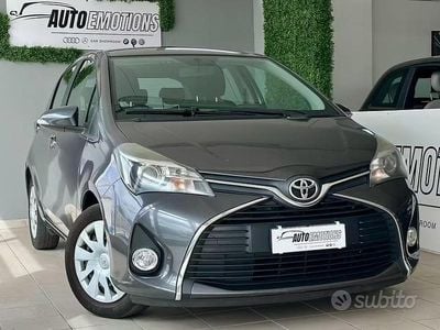 Usata Toyota Yaris 69 CV (50 kW) 2015 Grigio Utilitaria