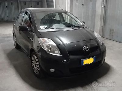Usata Toyota Yaris Sol 90 CV (66 kW) 2010 Nero Utilitaria