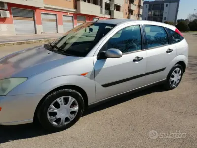 Usata Ford Focus 74 CV (54 kW) 1999 Grigio Utilitaria