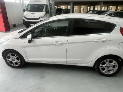 Usata Ford Fiesta 101 CV (74 kW) 2016 Bianco Utilitaria