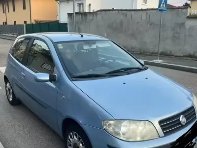 Usata Fiat Punto 80 CV (58 kW) 2004 Bluazzurro Utilitaria