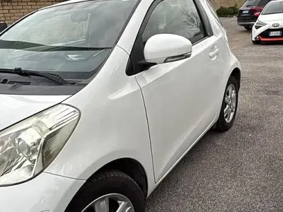 Usata Toyota iQ 68 CV (50 kW) 2009 Bianco Utilitaria