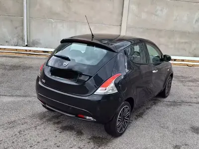 Occasion Lancia Ypsilon 69 PK (50 kW) 2018 Zwart Hatchback