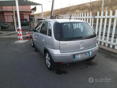 Usata Opel Corsa Cosmo 69 CV (50 kW) 2005 Grigio Utilitaria