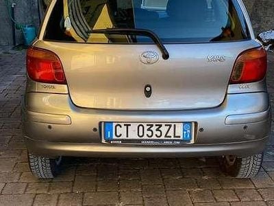 Usata Toyota Yaris 65 CV (47 kW) 2005 Argento Utilitaria
