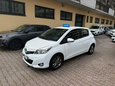 Occasion Toyota Yaris Lounge 99 ch (72 kW) 2014 Blanc Citadine