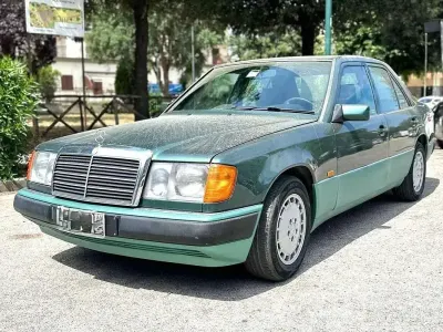 Usata Mercedes E200 Elegance 122 CV (89 kW) 1991 Verde Berlina