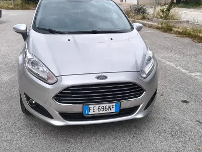 Begagnad Ford Fiesta 75 HK (55 kW) 2016 Grå Halvkombi
