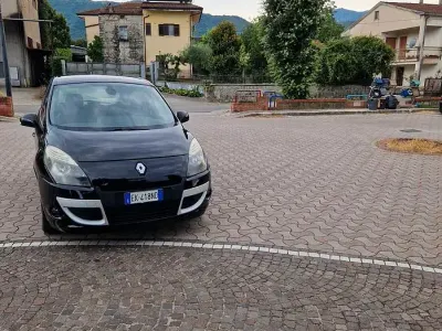 Usata Renault Scénic III 110 CV (80 kW) 2012 Nero Monovolume