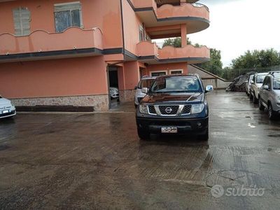 usata Nissan Navara 4 porte 4x4 con Roll-bar