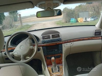 Usata Mercedes E270 Avantgarde 170 CV (125 kW) 2002 Blu Berlina