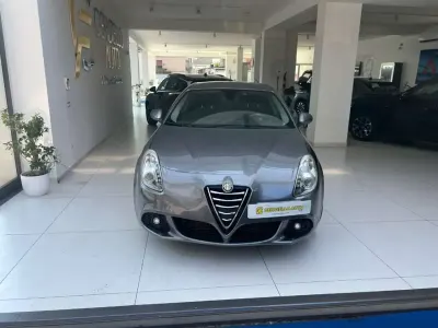 Usata Alfa Romeo Giulietta Distinctive 105 CV (77 kW) 2013 Grigio pastello Utilitaria
