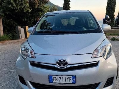 Usata Toyota Verso-S 99 CV (72 kW) 2013 Grigio Monovolume