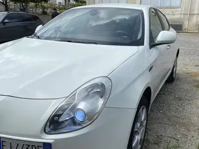 Usata Alfa Romeo Giulietta Distinctive 140 CV (102 kW) 2011 Bianco Utilitaria