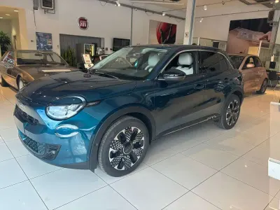 Nuova Fiat 600E La Prima 114 kW (156 CV) 2025 Verde mare SUV