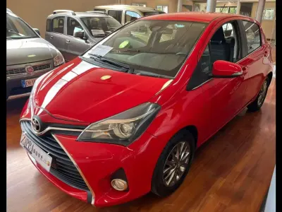 Usata Toyota Yaris Active 69 CV (50 kW) 2016 Rosso Berlina