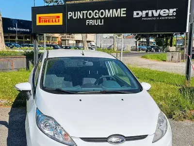Usata Ford Fiesta 68 CV (50 kW) 2011 Bianco Berlina