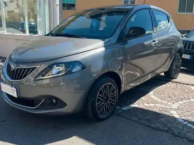 Usata Lancia Ypsilon Gold 69 CV (50 kW) 2022 Grigio Utilitaria