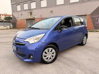 Usata Toyota Verso-S 99 CV (72 kW) 2012 Blu Monovolume