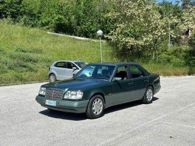 Usata Mercedes E200 136 CV (100 kW) 1993 Verde Berlina