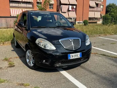 Usata Lancia Ypsilon 77 CV (56 kW) 2012 Nero Utilitaria