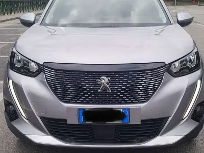 Usata Peugeot 2008 Allure 131 CV (96 kW) 2020 Argento SUV