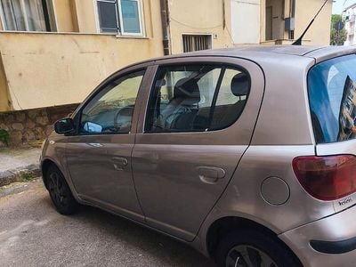 Usata Toyota Yaris 75 CV (55 kW) 2004 Grigio Utilitaria