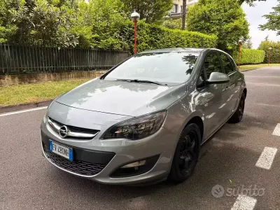 Usata Opel Astra Cosmo 110 CV (80 kW) 2014 Grigio Berlina