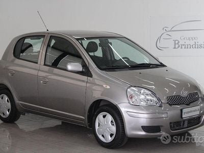 Usata Toyota Yaris 67 CV (49 kW) 2003 Grigio Utilitaria