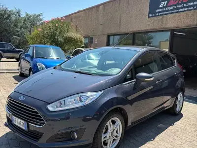 Usata Ford Fiesta Titanium 75 CV (55 kW) 2013 Grigio Berlina