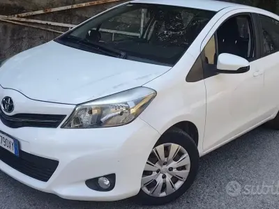 Usata Toyota Yaris 69 CV (50 kW) 2013 Bianco Utilitaria