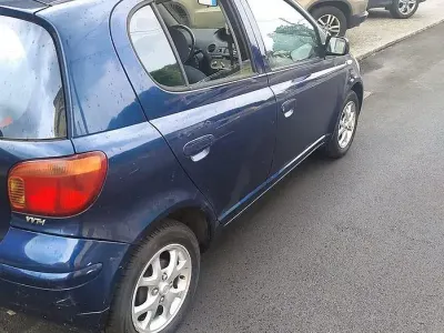 Usata Toyota Yaris 65 CV (47 kW) 2005 Bluazzurro Berlina