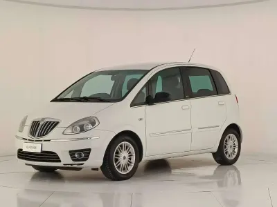 Usata Lancia Musa Gold 92 CV (67 kW) 2011 Bianco zenit Monovolume