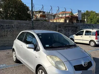 Usata Toyota Yaris 90 CV (66 kW) 2007 Grigio Utilitaria