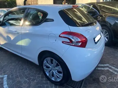 Usata Peugeot 208 Allure 82 CV (60 kW) 2012 Bianco Utilitaria