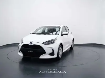 Usata Toyota Yaris Hybrid Business Edition 116 CV (85 kW) 2022 Bianco Berlina