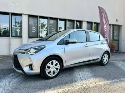 Usata Toyota Yaris Hybrid Cool 73 CV (53 kW) 2017 Argento Berlina