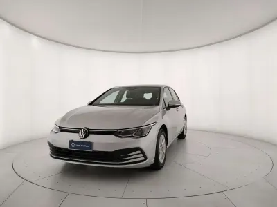 Usata VW Golf VIII Life 110 CV (80 kW) 2023 Reflex silver metallizzato Berlina