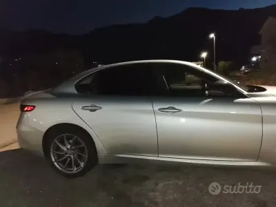 Usata Alfa Romeo Giulia 180 CV (132 kW) 2017 Grigio Berlina