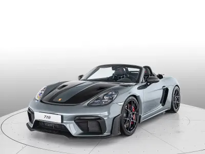 Nuova Porsche 718 Spyder 500 CV (367 kW) 2026 Grigio vanadio metallizzato/capote nera con finiture rosso carminio Cabrio