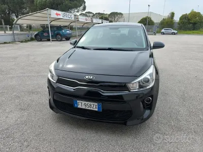 Usado Kia Rio Active 77 HP (56 kW) 2019 Preto Sedan