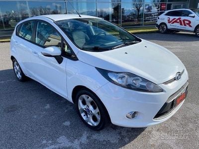 Usata Ford Fiesta 70 CV (51 kW) 2012 Bianco Utilitaria
