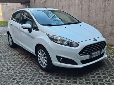 Usata Ford Fiesta 101 CV (74 kW) 2016 Bianco Utilitaria