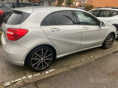 Usata Mercedes A180 122 CV (89 kW) 2014 Grigio Utilitaria