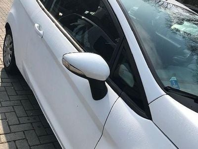 Usata Ford Fiesta Titanium 73 CV (53 kW) 2011 Bianco Utilitaria